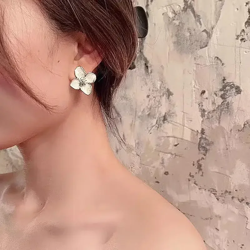 Fashion Retro Drip Glaze Flower Earrings for Women Korean Delicate Stud Earrings Luxury Couple Engagement Jewelry Gift Xmas