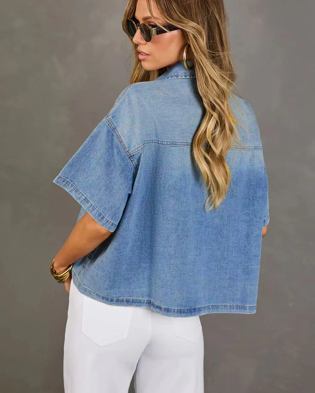 Locker geschnittenes kurzes Hemd im Denim-Stil, minimalistisches Design, einzelne Tasche, lässiges Kurzarm-Jeans-Oberteil – Detail 1