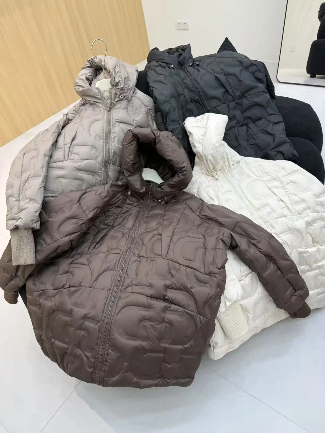 2025 Piumino da donna nuovo autunno/inverno Giacca europea alla moda con cappuccio per pendolari