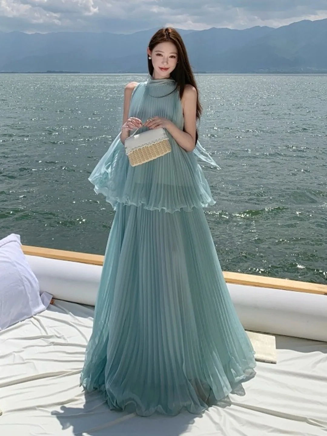 

Beach Vacation Style Halter Top Skirt Two-Piece Set Anti-Aging Whole OOTD Summer 2026 Casual Wear Universal Fit