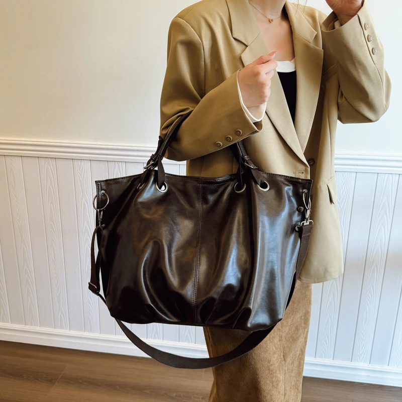 

Super Cool Large Capacity Glossy PU Handbags Solid Zipper Commute Simple Fashion Versatile Shoulder Bags for Women 2026 Hot Sale