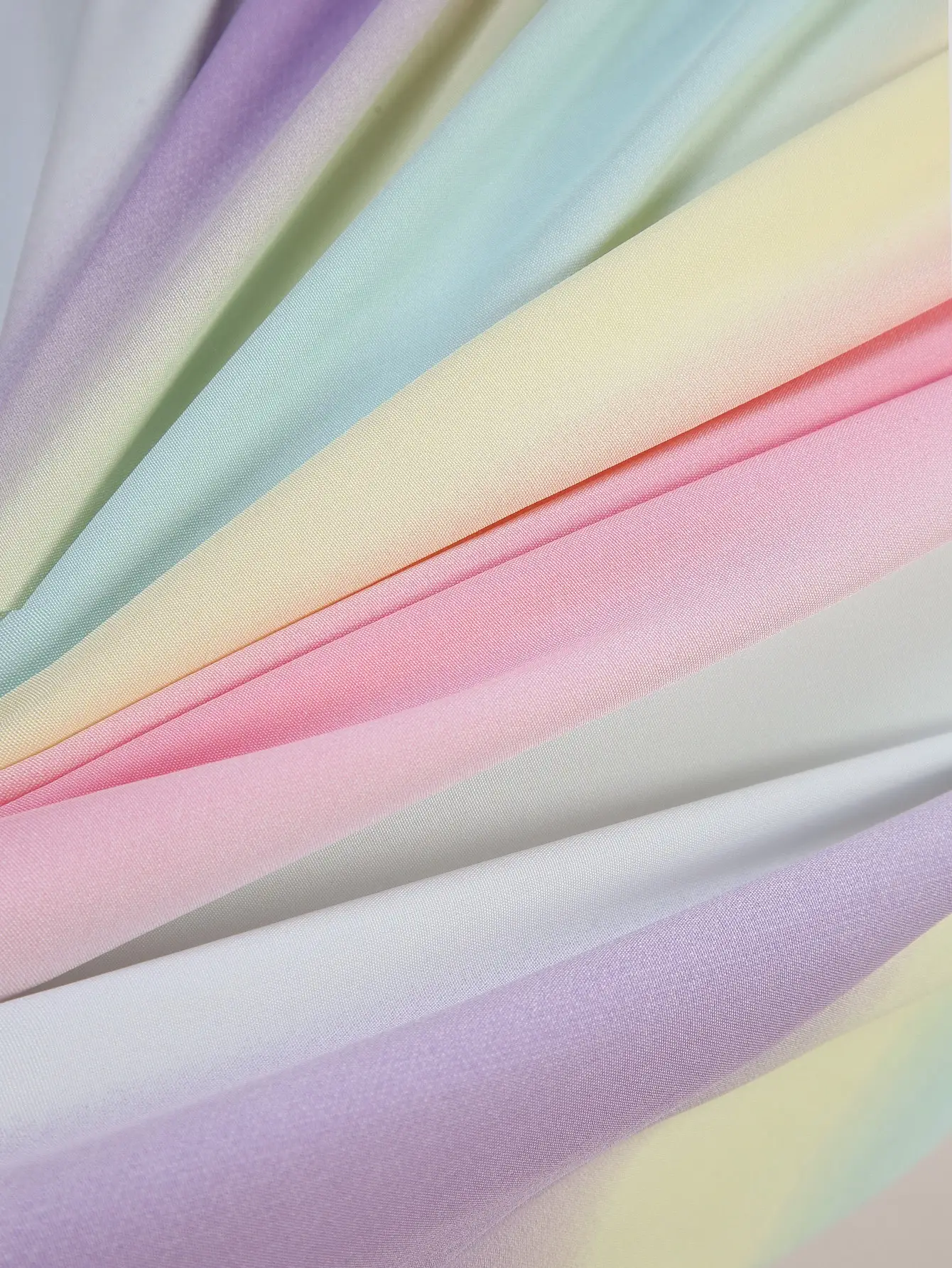 

Элегантное макси-платье с эффектом омбре, вырезами на талии и открытой спиной