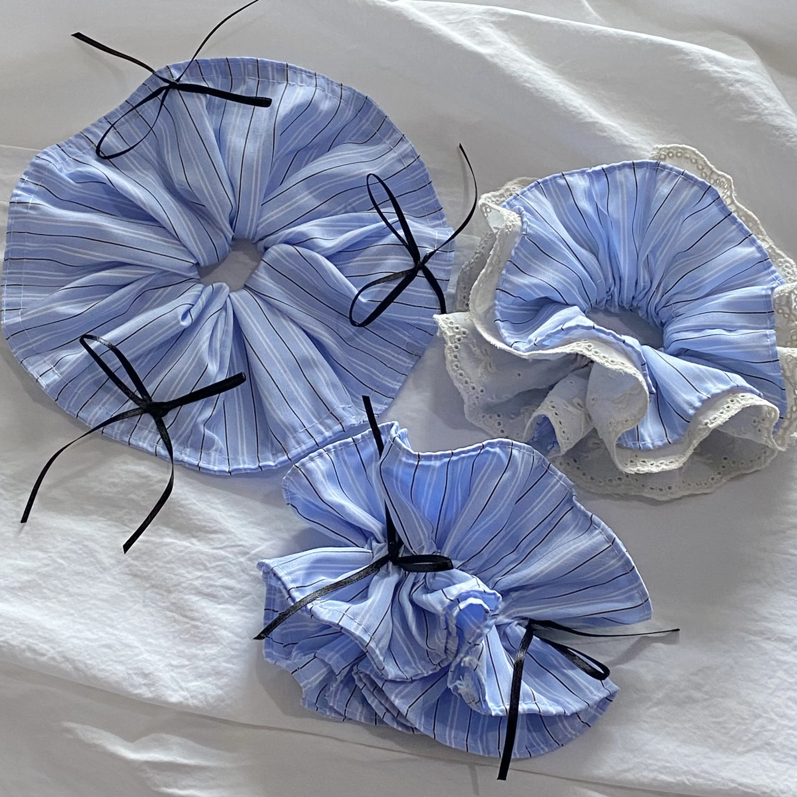 Hellblau gestreiftes Schleifenband Dickdarm Scrunchie Salz frisch Alle Jahreszeiten Vielseitiger Damenmode-Haarschmuck