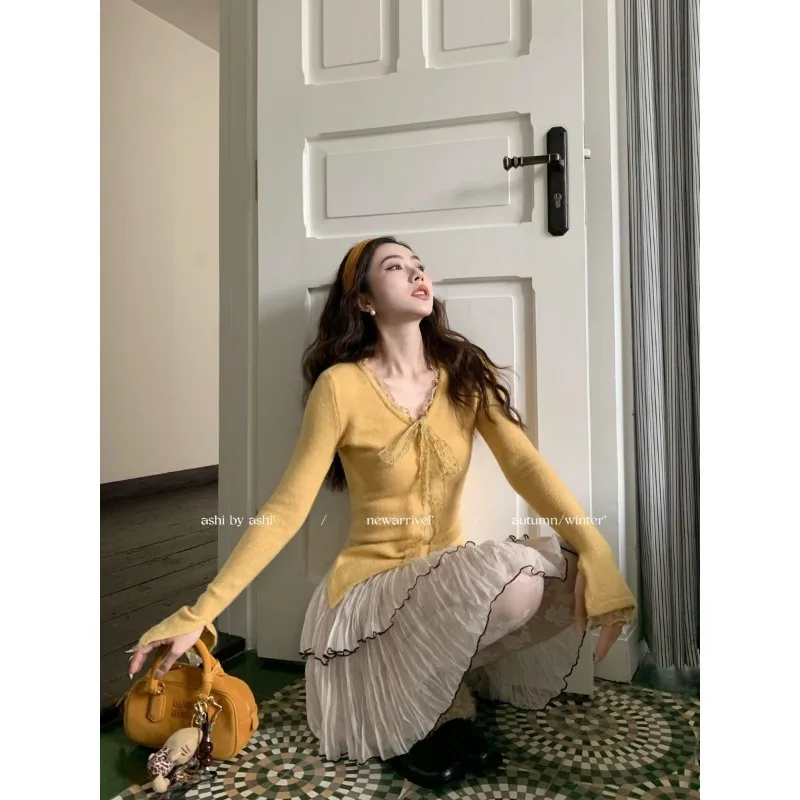 Camiseta de manga comprida de renda com decote em V irregular para mulheres no início da primavera Top interno justo e estilo suave