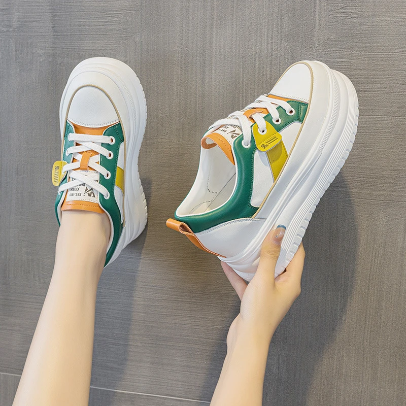 Weiße Damen-Sneaker 2026, neue, höhenverlängernde Board-Schuhe mit dicker Sohle, beliebt bei Internet-Prominenten, schrumpfend, vielseitig, lässig.