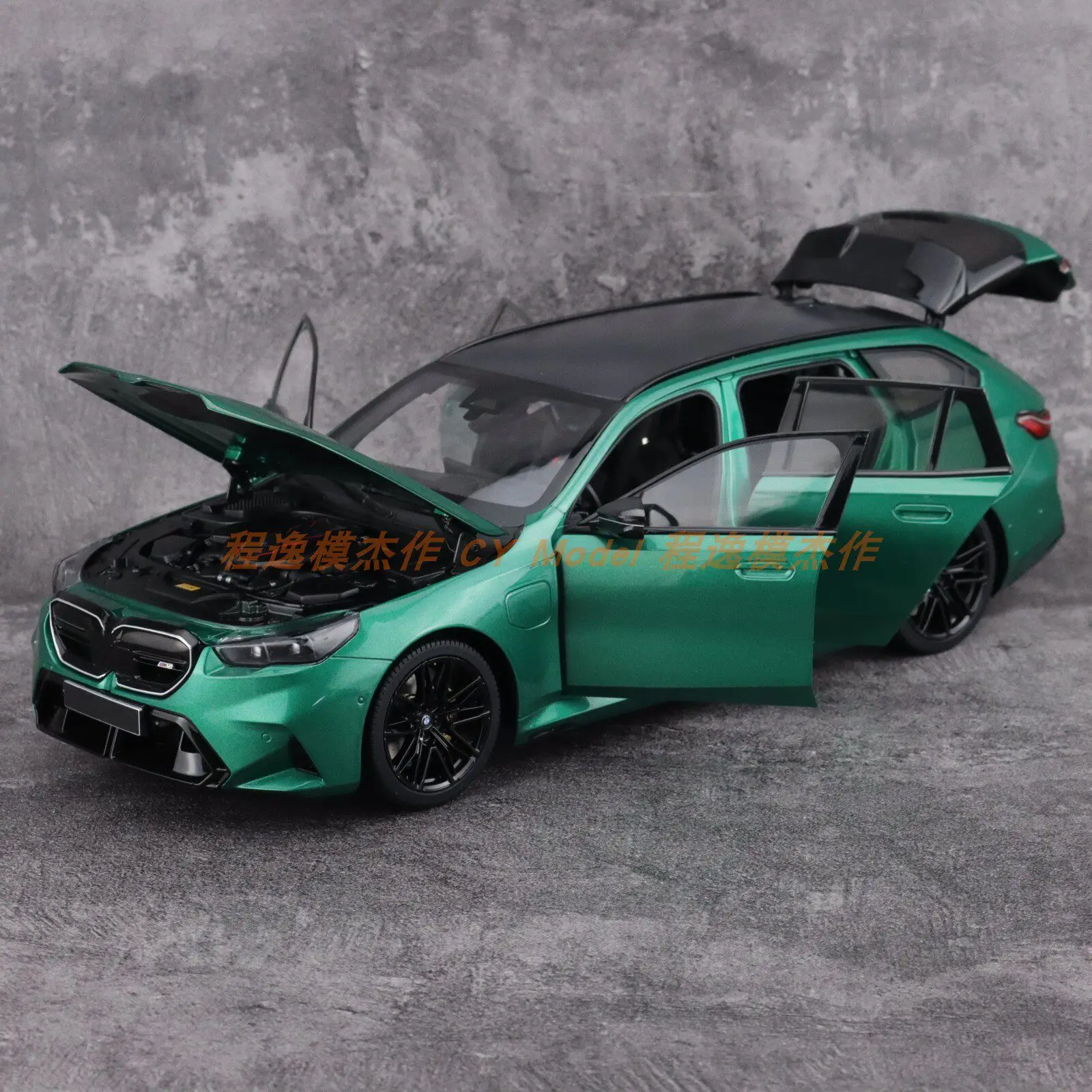 Minichamps 1:18 M5 G90 TOURING 2024 Metal Green Simulation Limited Edition All Open Alloy Metal Static Car Model Toy Gift
