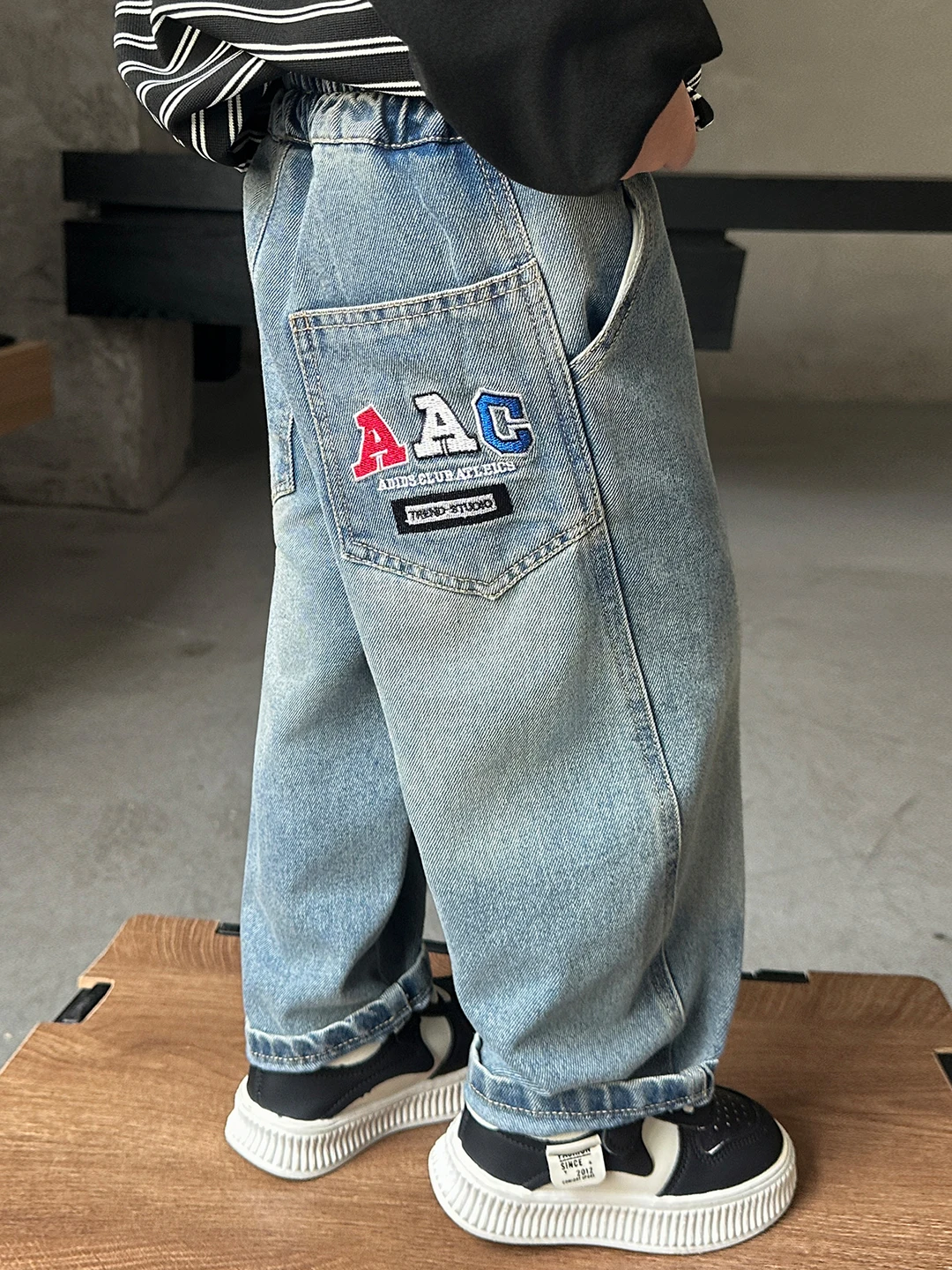 

Модные весенние джинсы прямого кроя для мальчиков, с высокой талией, из хлопкового денима, молодежные, с дизайнерским вырезом, повседневная одежда