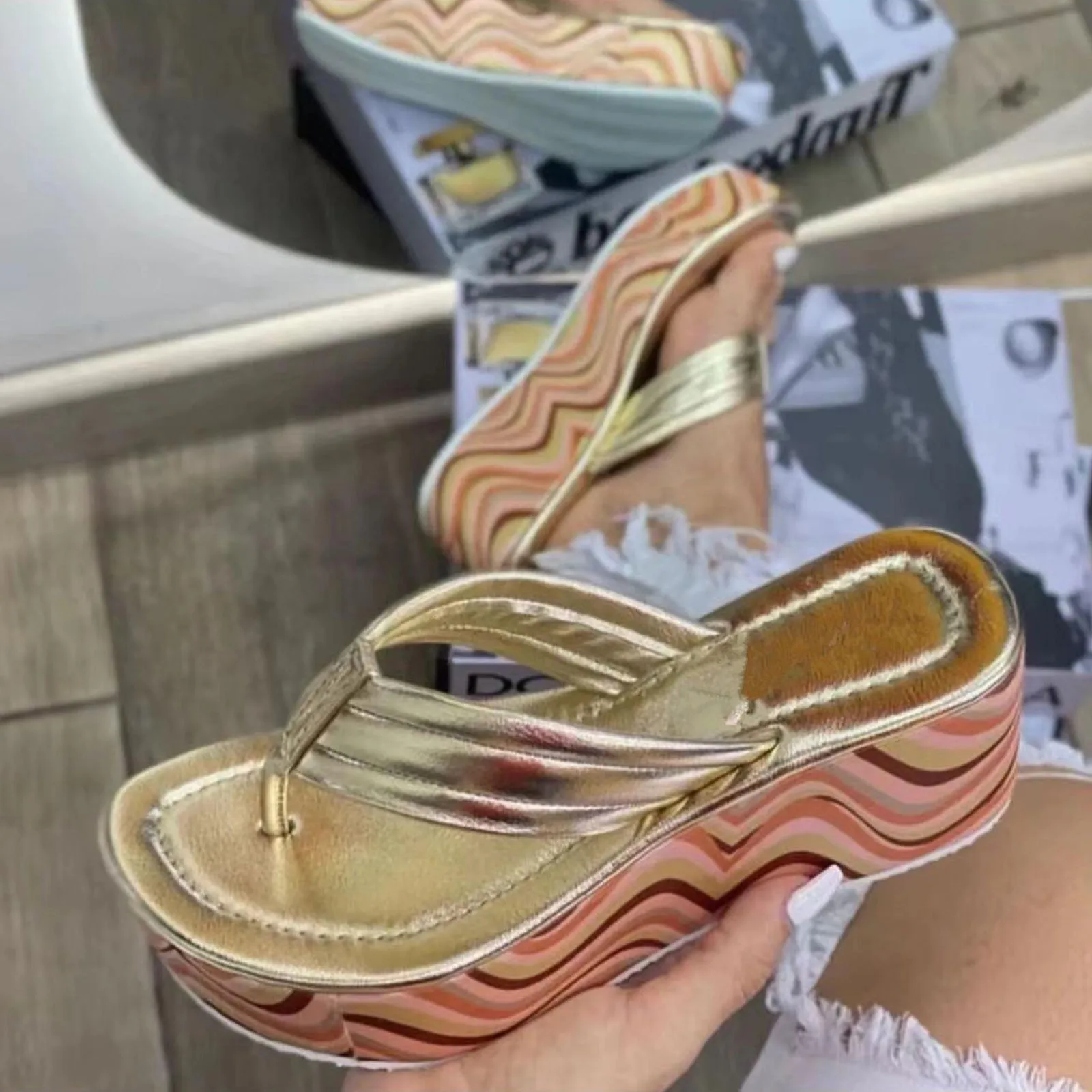 المرأة الوجه يتخبط حجم 9 واسعة شعبية جديدة كبيرة اللون سميكة القاع متعرجة النعال المنحدر الكعوب نعال شاطئ الوجه بالتخبط