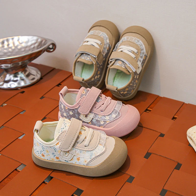 

2026 Spring New Little Girls' Sports Shoes Lace Flower Cute Children's Flat Shoes Anti slip Fashion Children's Shoes