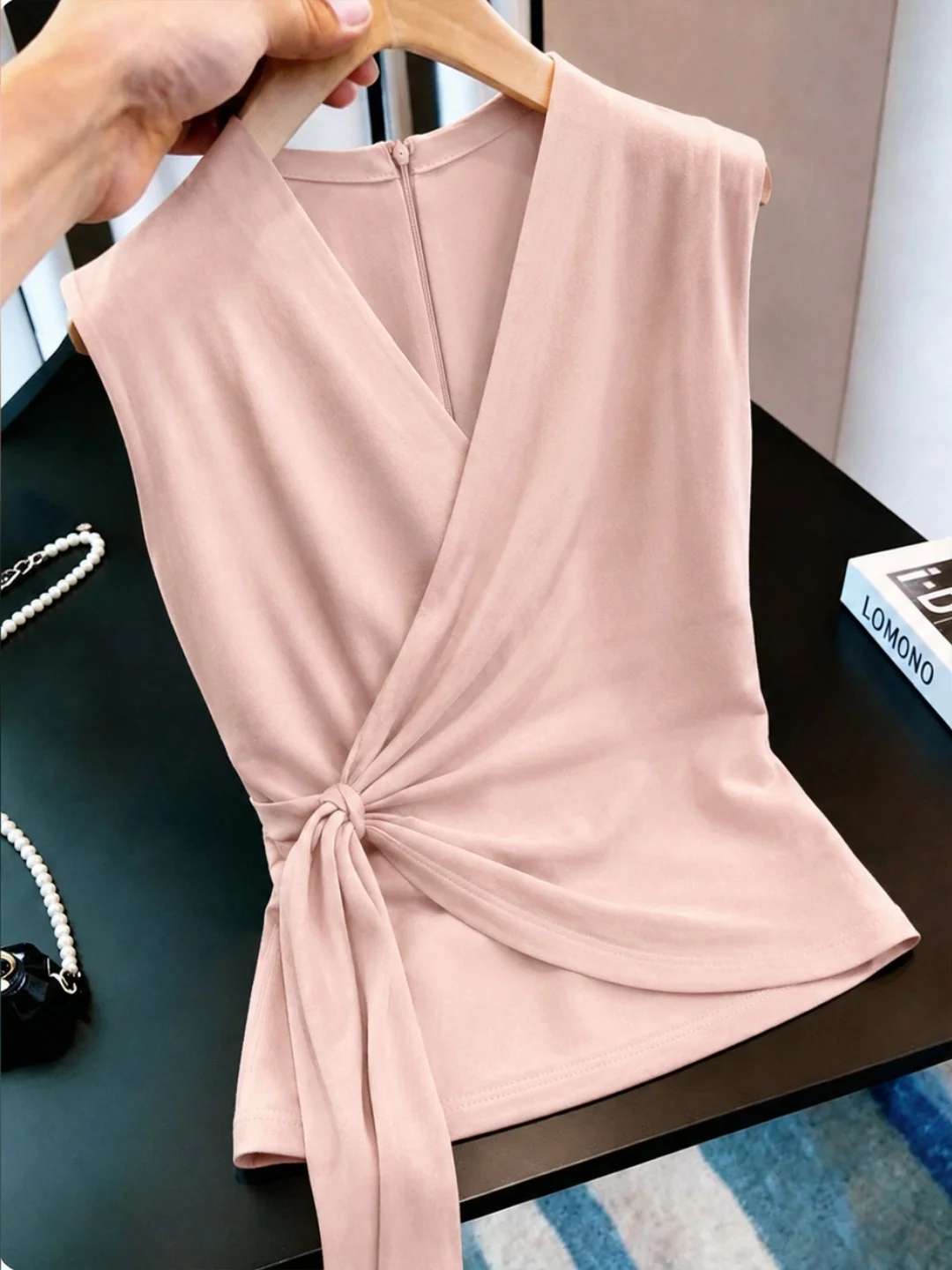 

Sweet Style V-Neck Slim Fit Tank Top Belt Design Commute Fashion Summer 2026 Sleeveless Women's Silk Shirt Korean Version