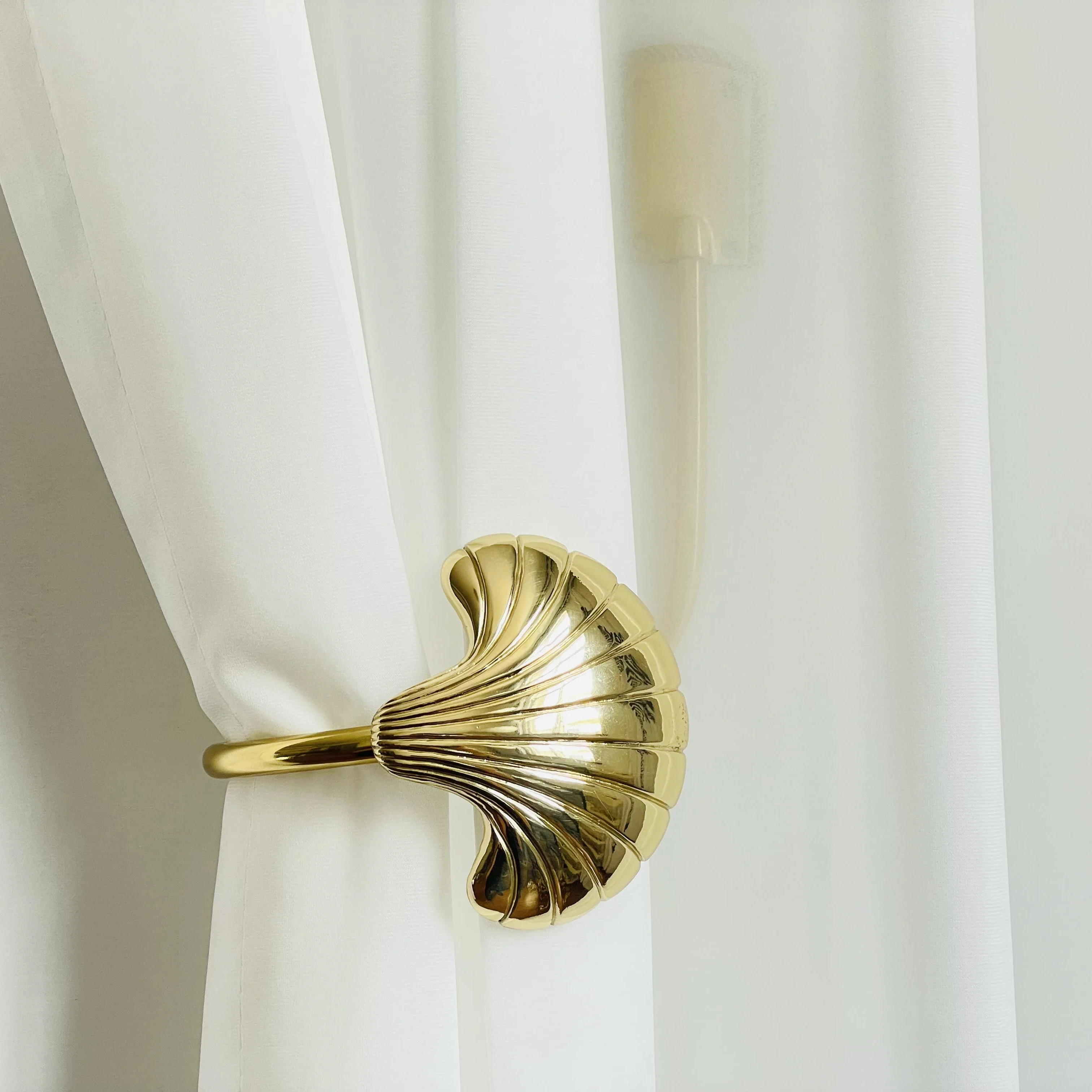 Low Price Modern Design Luxury Style Curtain Accessories Wall Hook Hold Metal Curtain Tieback Hooks Holdback