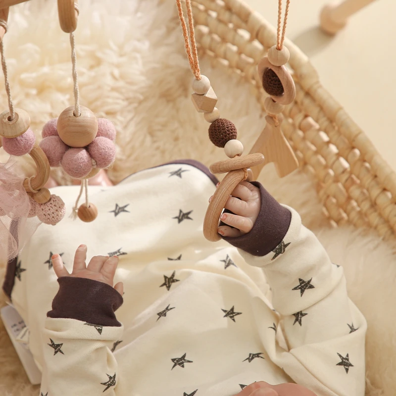 Baby Montessori Holz-Spielbogen mit Rassel-Spielzeug, Neugeborenen-Mobile, Hängende Sensorik-Spielzeuge, Faltbarer Spielbogen mit Halterung, Geschenk für Kinder – Detail 9