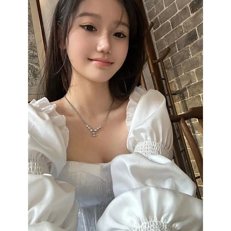 Off-Shoulder-Kleid mit französischem Minderheitendesign, Super-Fee, Frühlingsneu, unregelmäßig, lang