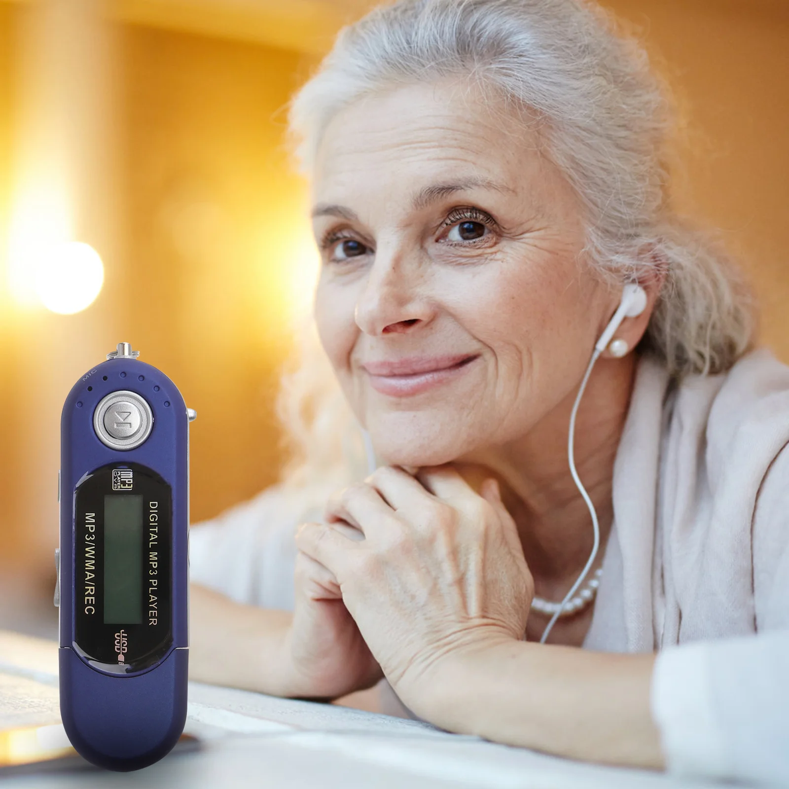 مشغل Mp3 رقمي، شاشة LCD 3 بوصة، ذاكرة داخلية 4 جيجابايت، محرك فلاش USB محمول، راديو Fm، ميكروفون 3.5 ملم، مقبس صوت مدمج