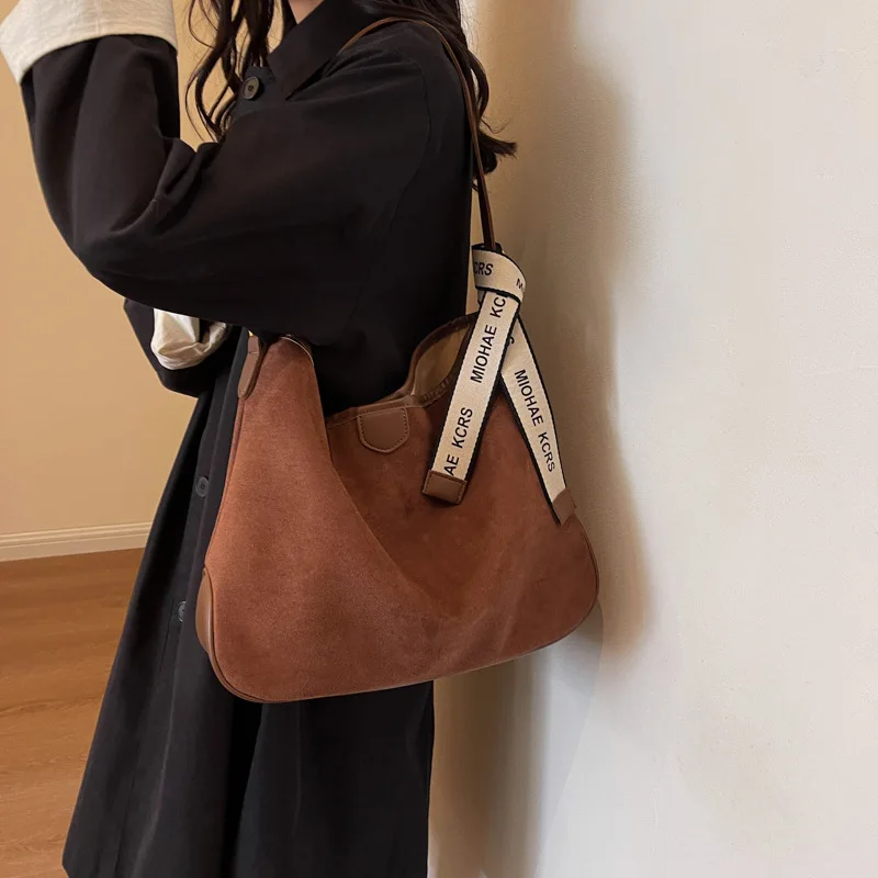 

Просторная большая сумка 2025 года, женская сумка через плечо для студентов, винтажная нишевая сумка через плечо, универсальная сумка «день-ночь»