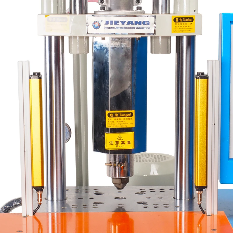 Macchina per lo stampaggio ad iniezione per overmoldature con spina in filo PVC Nuova macchina per lo stampaggio ad iniezione di plastica ad alta velocità Macchina per la produzione di cavi USB