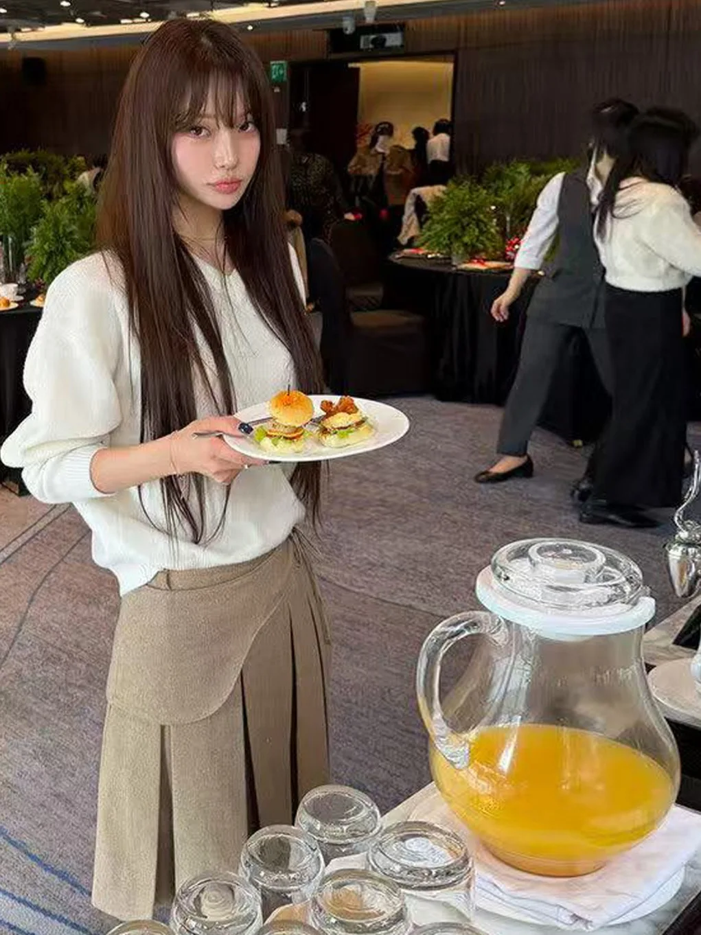 กระโปรงทรงเอ midi สไตล์เรโทรสำหรับผู้หญิง ฤดูใบไม้ร่วง ฤดูหนาว กระโปรงพลีทเอวสูงทรงเข้ารูป กระโปรงยาวแบบไม่สมมาตร เหมาะสำหรับใส่ไปทำงาน