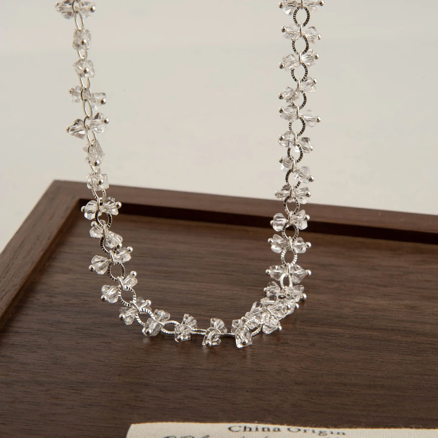 Unbeaten Luxury Ruffle Crystal Necklace Elegantly Designed Choker Versatile Silver Alloy Chain Fashionable Accessory for Women