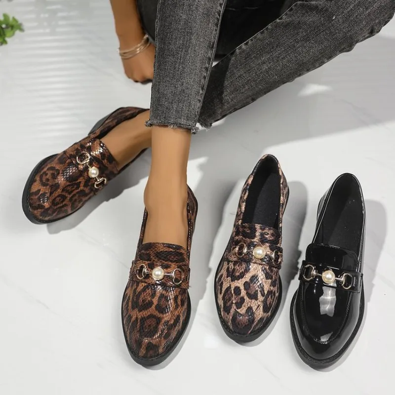 

2025 Spring New Leopard Printed Women Loafers Fashion Pearl Decor Thick Heel Ladies Shoes Pu Leather Big Size Office Shoes 36-43