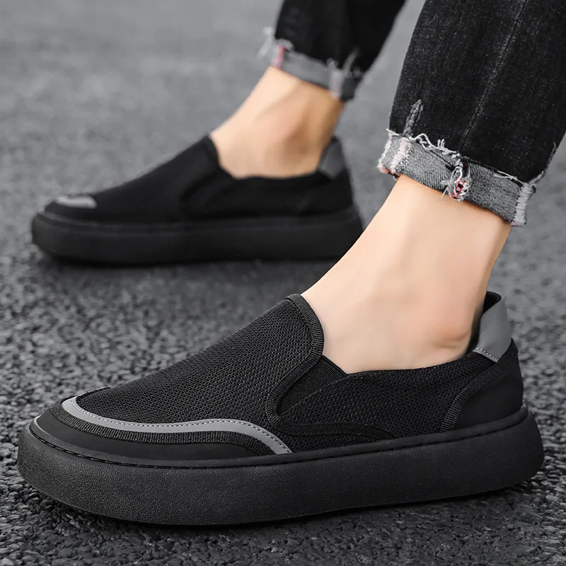 Sepatu Slip-on kasual pria, sneaker pantofel sol lembut jala bernafas luar ruangan nyaman musim panas modis