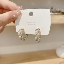 New Twist C-shaped Women Stud Earrings Gold Color Metal Tangled Imitation Pearl Beads Small Earrings aretes de mujer modernos