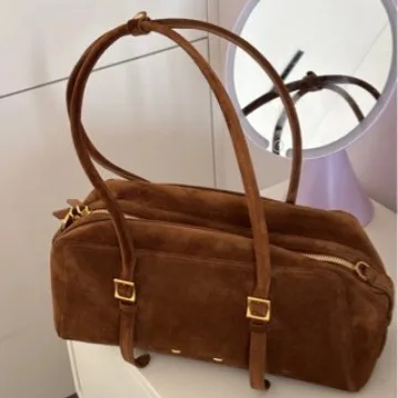 

2025 Новая модная повседневная замшевая сумка через плечо, универсальный ремень с пряжкой, портативная нишевая дизайнерская матовая женская сумка