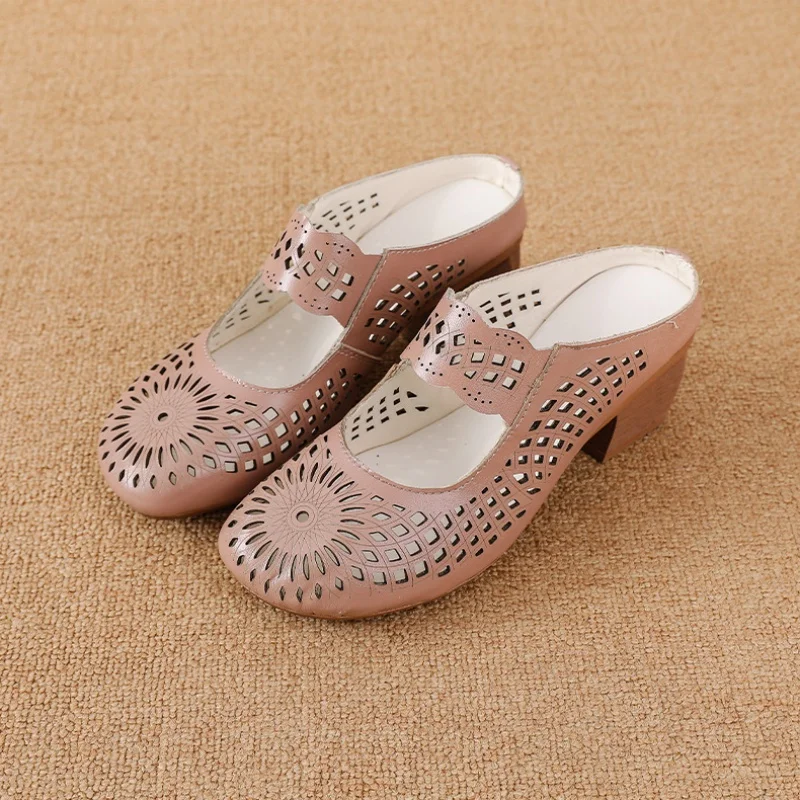 

Xiuteng Retro hand-hollowed hole shoes 2025 new summer heel casual women slippers middle-aged mother soft-soled shoes
