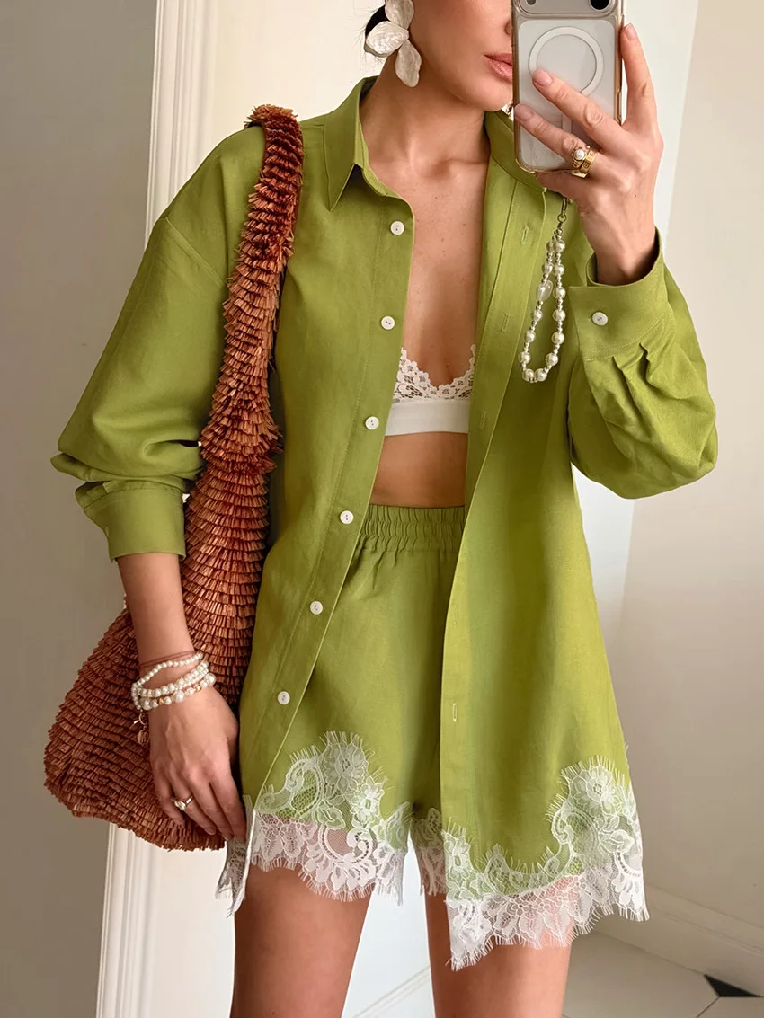 

Весенний модный повседневный комплект: женская рубашка с длинными рукавами и кружевными вставками + свободные шорты с высокой талией, осенний женский комплект из двух предметов