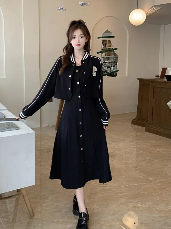 

Комплект: свободная верхняя одежда больших размеров в повседневном студенческом стиле с одной пуговицей и ремнем, а также юбка А-силуэта с высокой талией. Новинка осени.