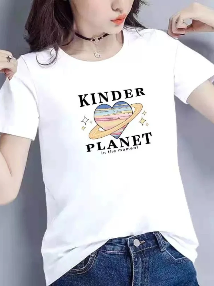 Camiseta de cuello redondo con diseño de corazón y planeta, rayas pastel, Saturno, anillo dorado, estrella pequeña y texto serif, de algodón negro suave, corte holgado