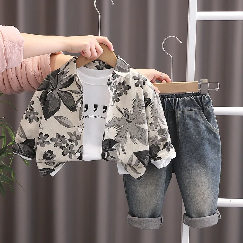 

Детский весенний комплект одежды для детей от 1 до 6 лет, стильная рубашка с цветочным принтом для мальчиков, куртка + топ + повседневные джинсы, спортивный комплект из 3 предметов