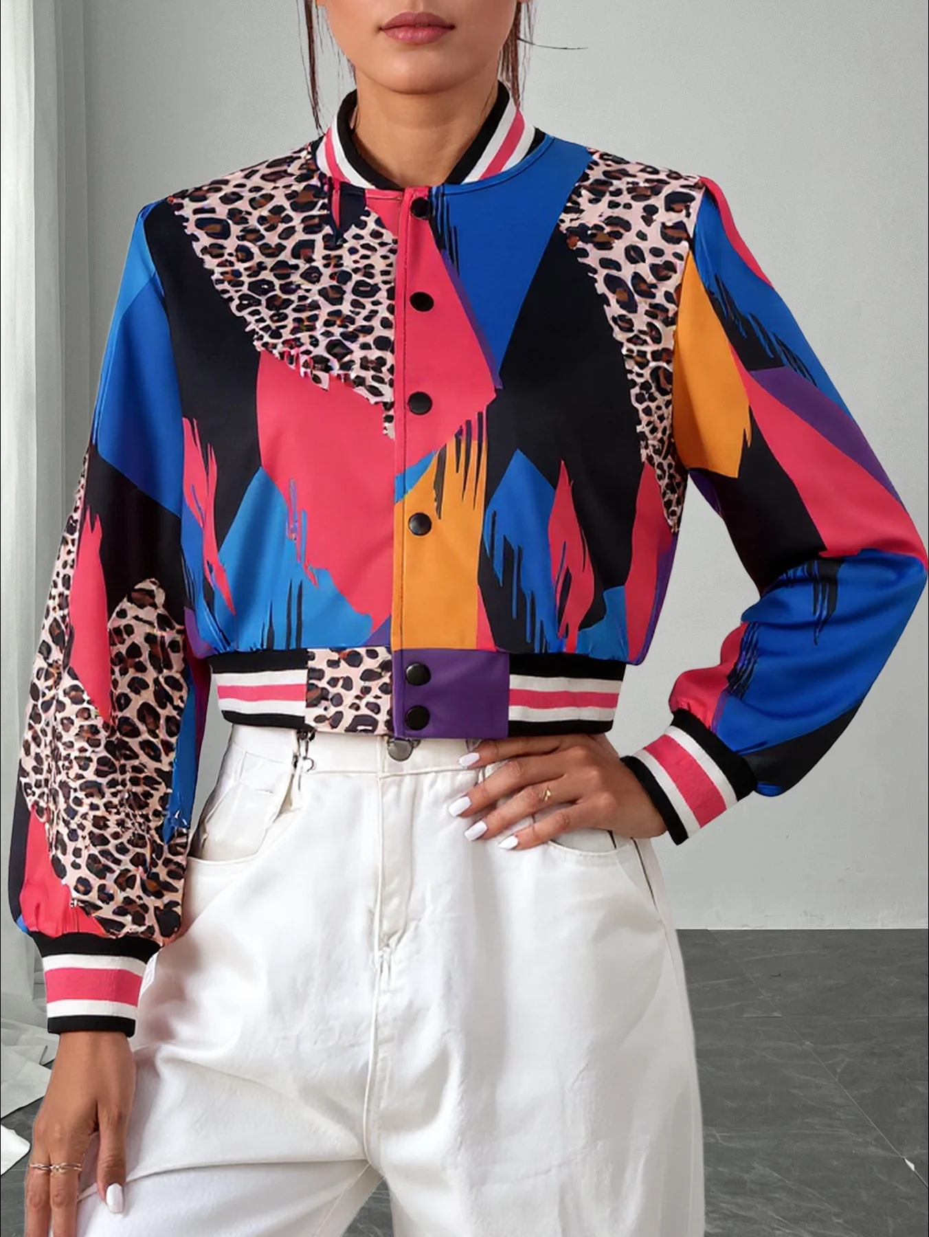 Damen-Bomberjacke im Varsity-Stil mit Leopardenmuster, für Schul- und Streetwear, Herbst, kurz geschnitten, lange Ärmel, mit Knöpfen, Stehkragen, kurzer Mantel – Detail 2