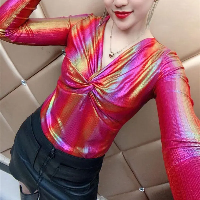 Korean Glossy Contrasting Colors Slim T-shirt 2023 Spring Autumn Long Sleeve Female Clothing Sexy V-Neck Stylish Folds Pullovers