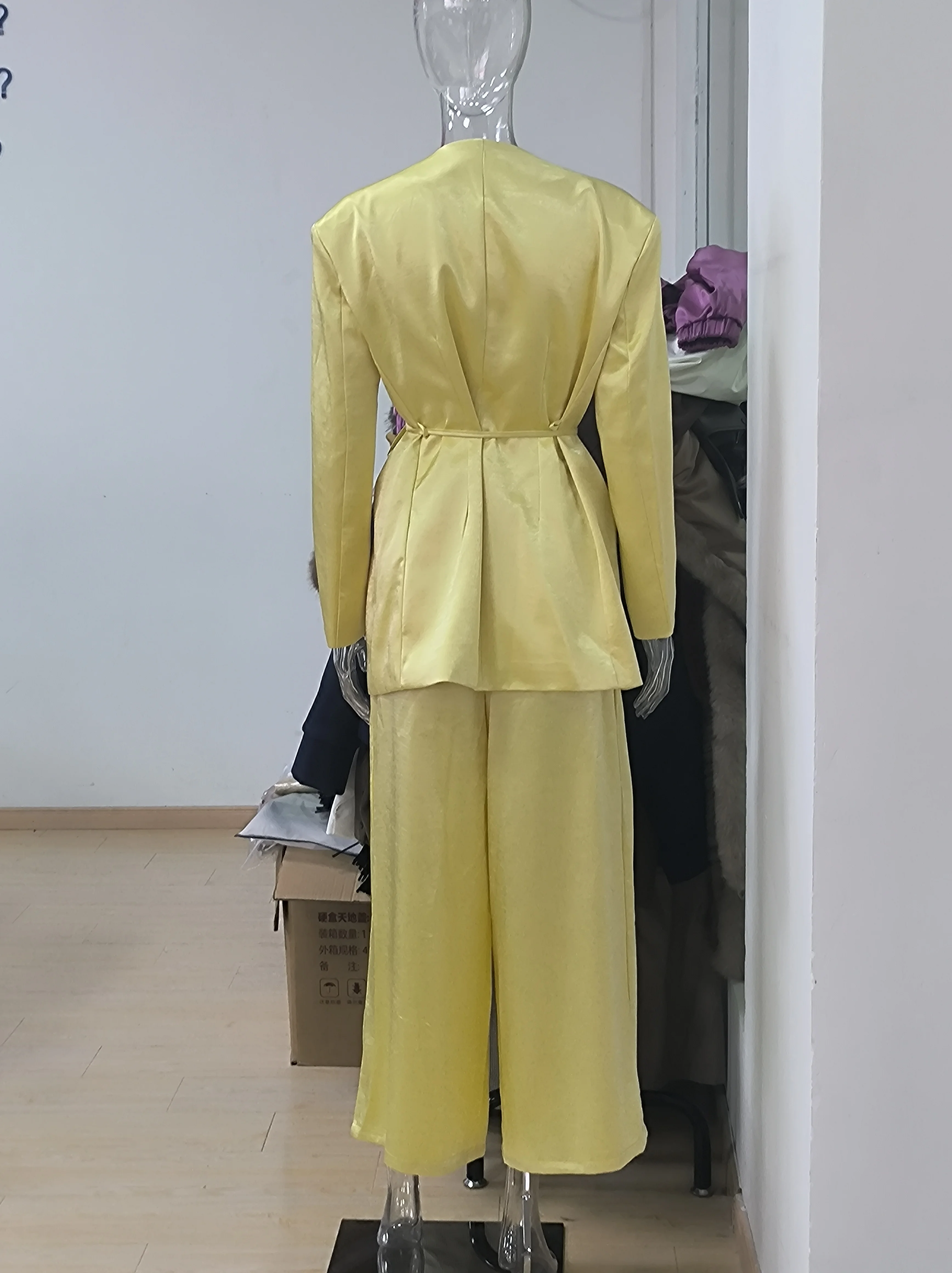 Luxuriöses Satin-Hosenanzug-Set für Damen, Eleganter Taillengürtel, V-Ausschnitt, Langarm-Mantel, Büro- und Alltagskleidung – Detail 4
