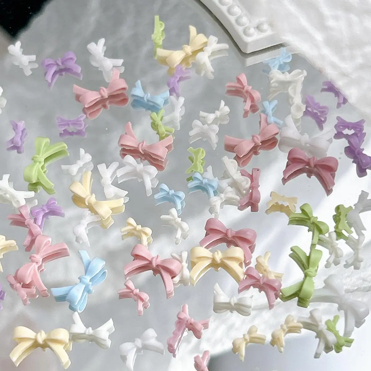 50 Pz 8 Colori Misto Resina Arco Unghie artistiche Decorazione Accessori Macaron Colore Mini Arco Unghie Pendenti e Ciondoli Forniture per Manicure FAI DA TE