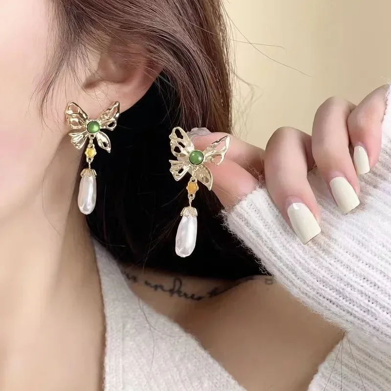 Vintage Hollow Butterfly Opal Dangle Earrings for Women Senior Temperament Baroque Pearl Pandents New Trend Jewelry Girls Gift