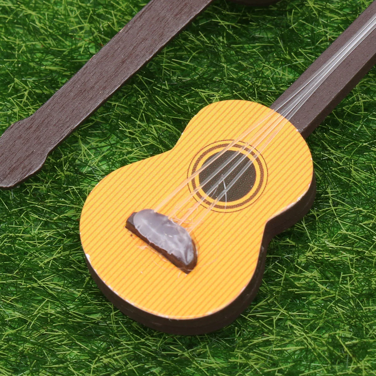 2 pçs desktop música brinquedos instrumento casa de bonecas de bambu estatuetas de guitarra em miniatura