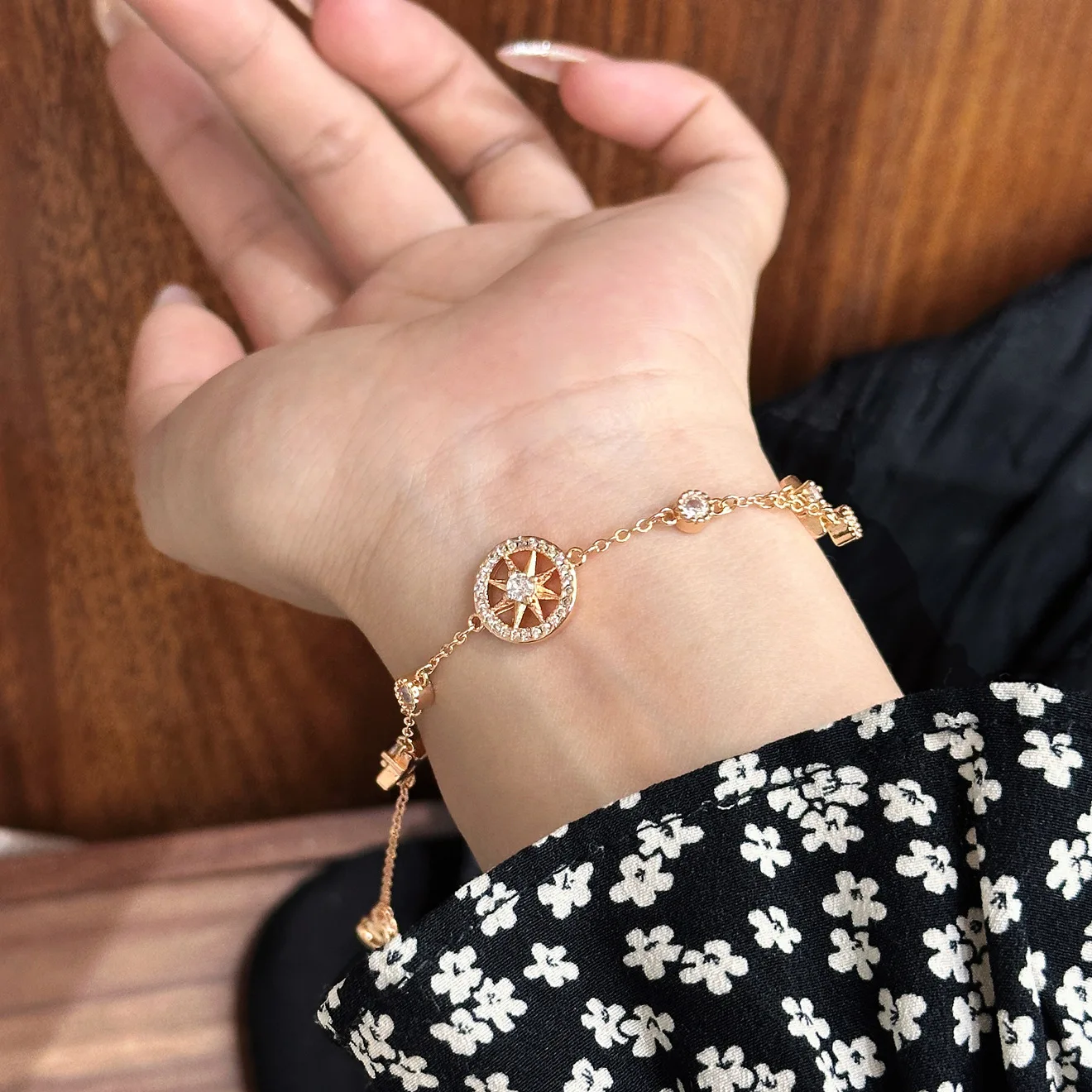 

Fashionable Star of Ishtar Bracelet - Exquisite Sparkling Zircon Hollow, High-End Elegant Versatile Accessory