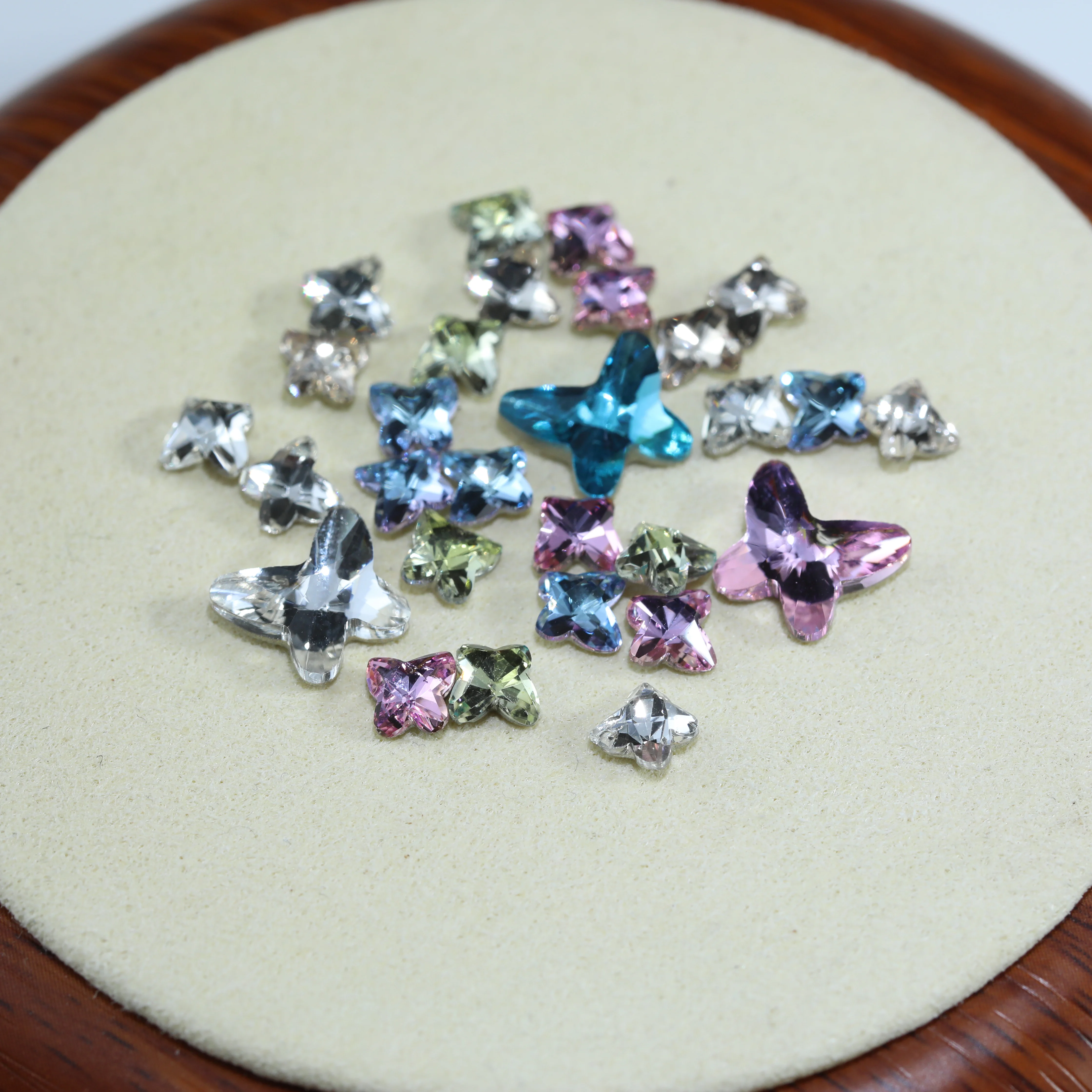 Glänzende Kristall-Schmetterlinge mit flacher Rückseite und abgeschrägten Kanten, Plus-Serie Strasssteine, DIY-Bastelzubehör für Nagelkunst, Taschen und Hochzeitskleider – Detail 6