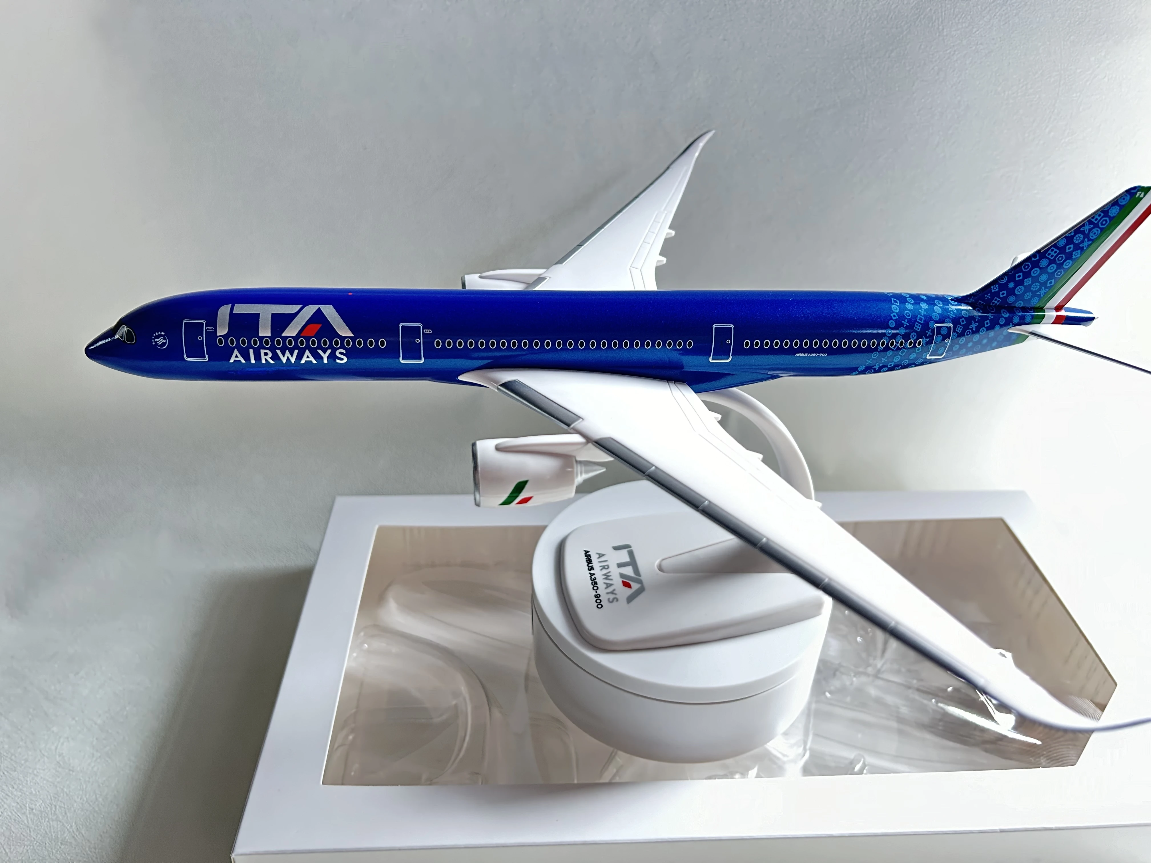 

1/200 Scale Airplanes Model A350-900 Italy ITA Airline Collection Plane Plastic ABS Assembly Plane Model Building Kit