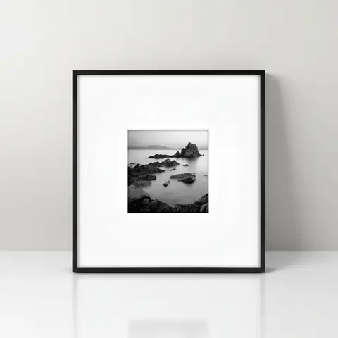 Cornice in metallo nero 18x18 con tappetino 8x8 - Espositore fotografico moderno da appendere alla parete per decorazioni domestiche e opere d'arte