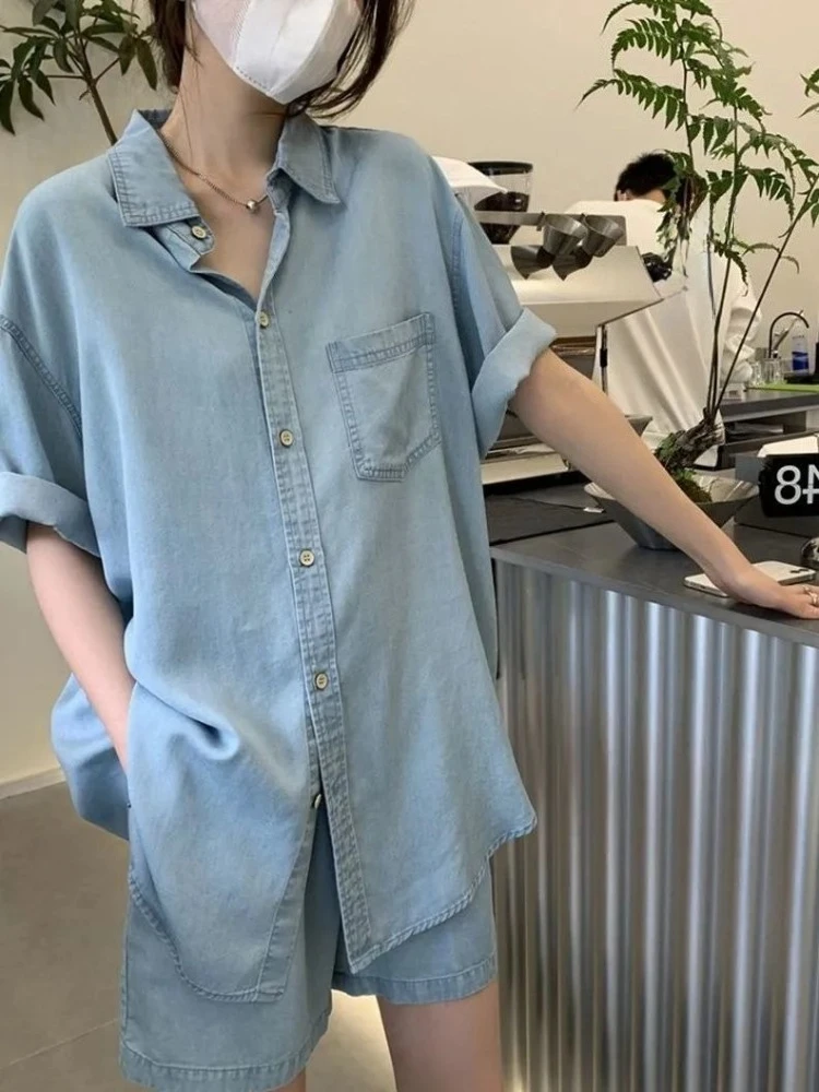 

Женский джинсовый комплект 2026: рубашка и шорты, летний повседневный свободный крой, легкий, из двух предметов, для ежедневной носки