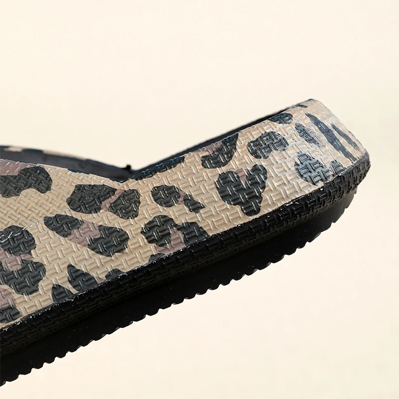 Chanclas cómodas de leopardo para mujer, zapatillas de nube de suela gruesa suave, zapatos de playa de vacaciones de viaje, nuevas sandalias de