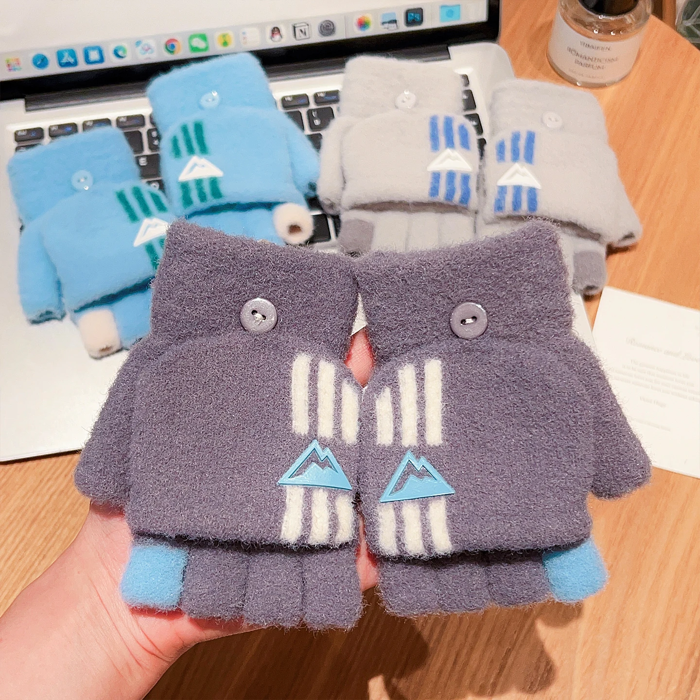 2-in-1-Winterhandschuhe für Kinder mit aufklappbarem Überzug, weiche, flauschige Handschuhe aus Kunstfellimitat, gestrickte Fäustlinge mit Stern- und Streifenmuster, halb- und volle Fingerhandschuhe für Jungen und Mädchen. – Detail 7
