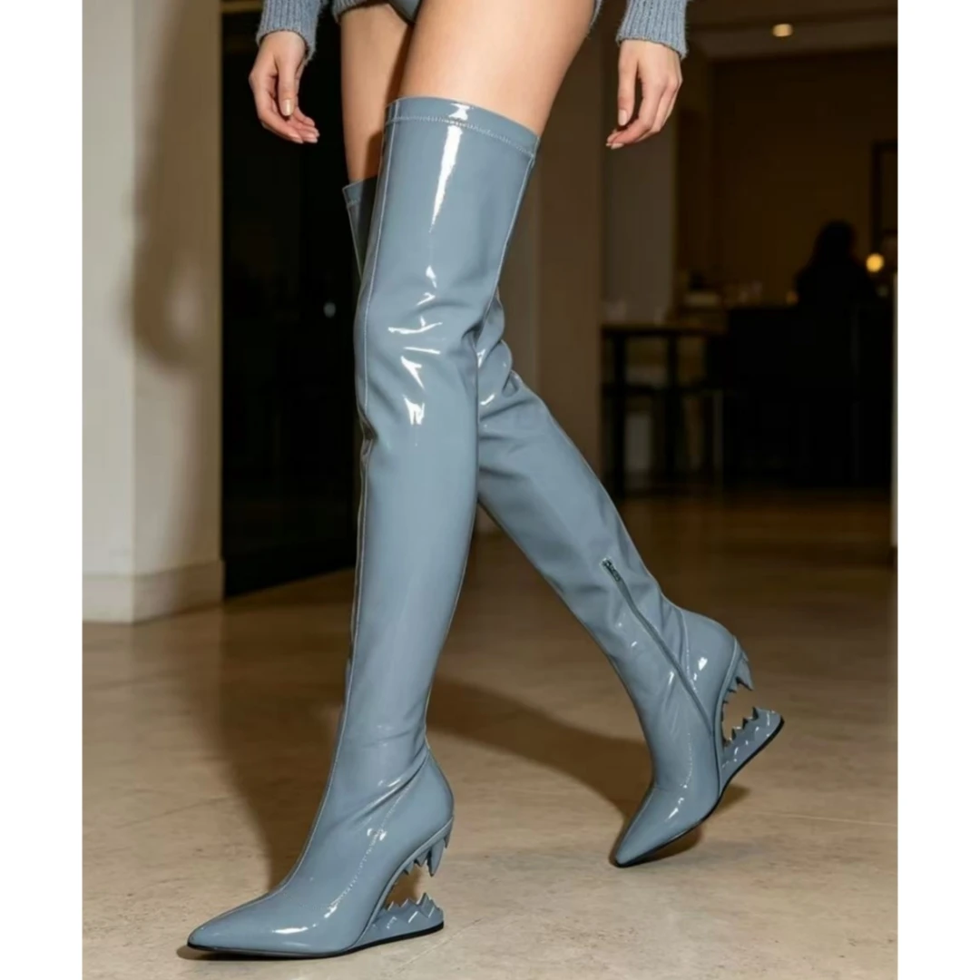 Damen Sommer-Sandalen 2026 mit Haifischzahn-Absatz, Metallic-Silber, offene Zehenpartie, überkreuzte Riemen, Party-Statement-Stiefel
