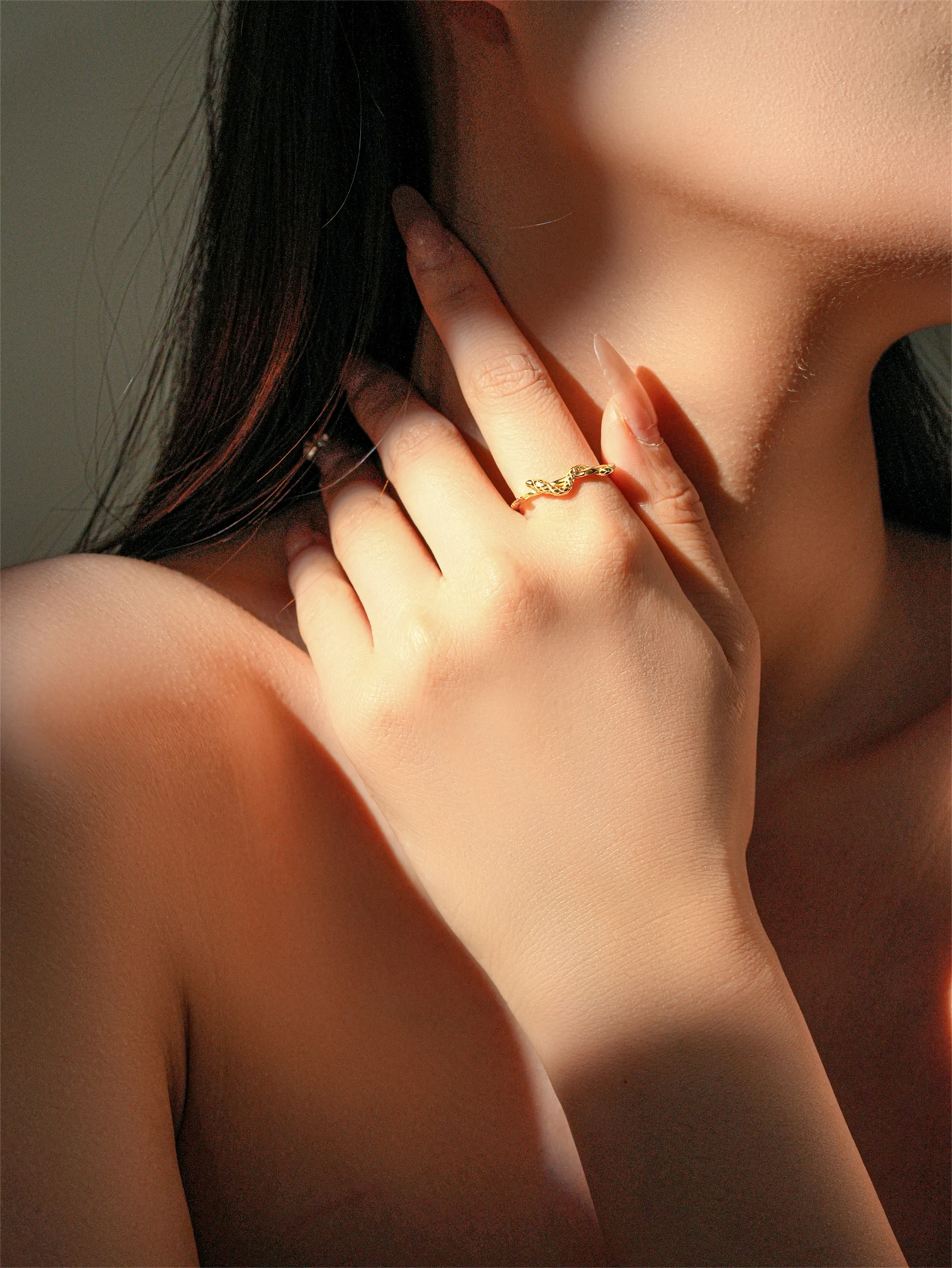 DPLAOPA 100% 925 فضة الأفعى تويست غير النظامية الملمس الدائري 2025 المرأة الفاخرة غرامة موضة روك مجوهرات بسيطة هدية