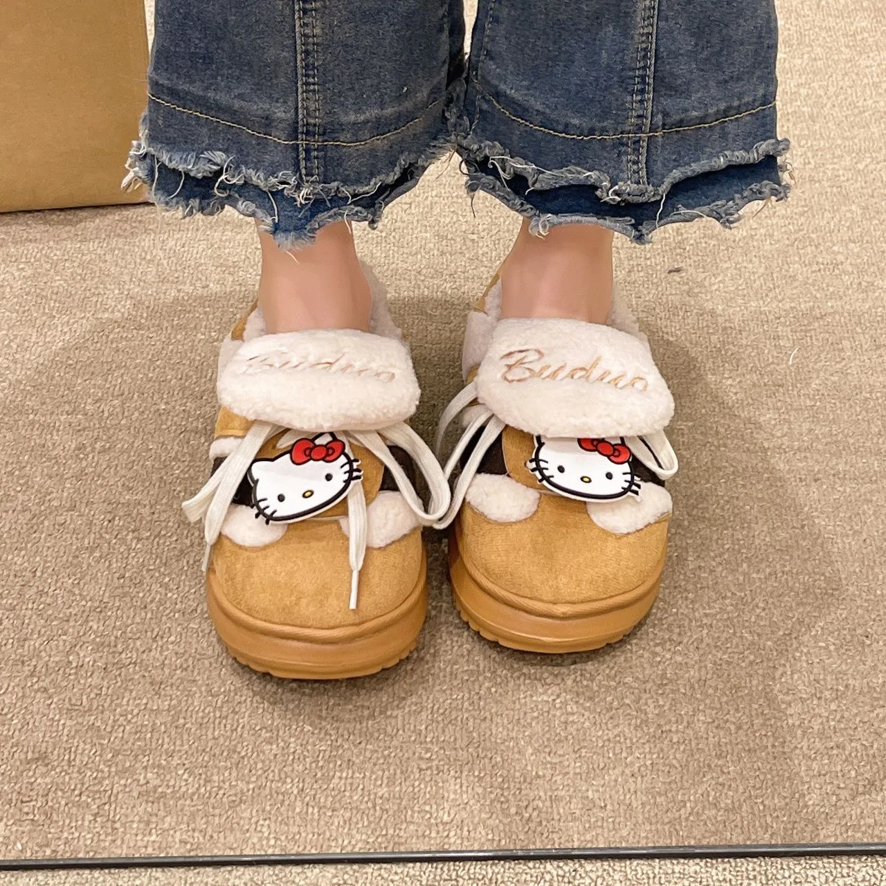 Scarpe sportive in cotone di lana d'agnello con cinturino in velcro Hello Kitty da donna in velluto invernale nuove scarpe da pane calde scarpe casual da donna