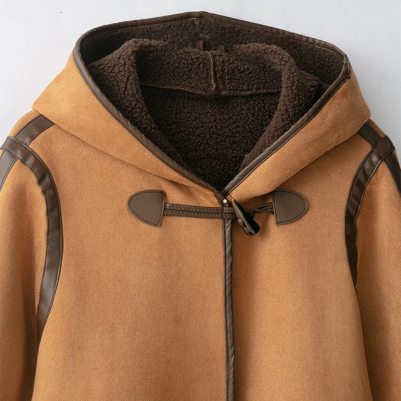 2025 otoño nueva moda Casual de las mujeres de una sola pieza con capucha de manga larga botón de cuerno gamuza gruesa abrigo de lana de cordero