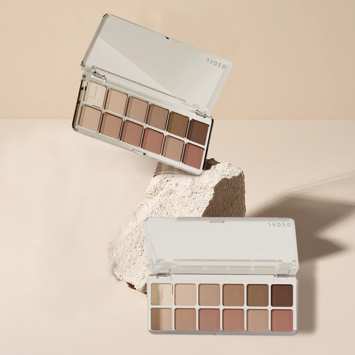 Paleta de sombras de 12 cores para aparência versátil diurna à noite – misturável, de longa duração e altamente pigmentada. Eleve seu olho Ma