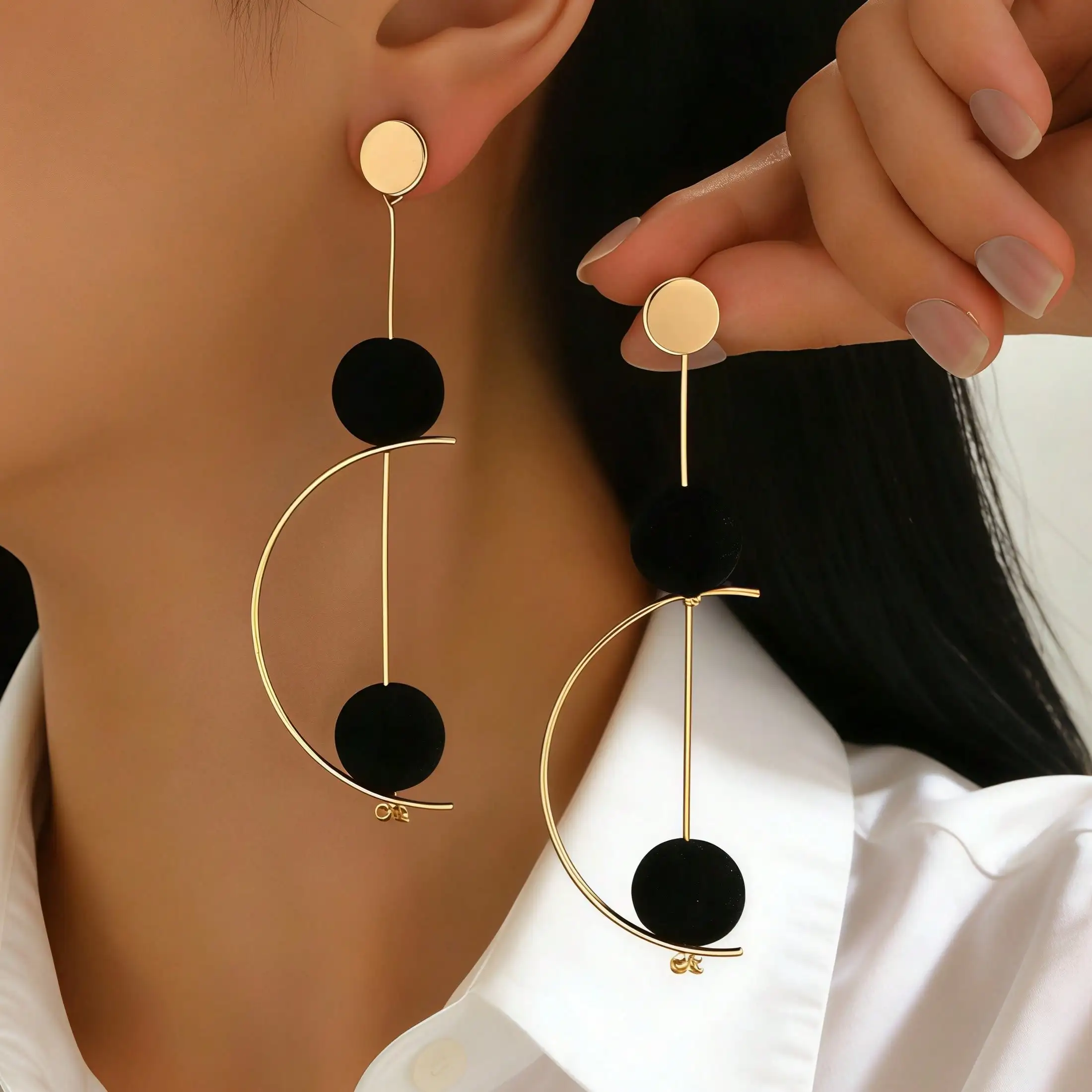 Elegant Gold-Plated Alloy C-Shaped Arc Black Velvet Ball Long Ladies Earrings Minimalist Luxury Sensation for Party Commute Dail
